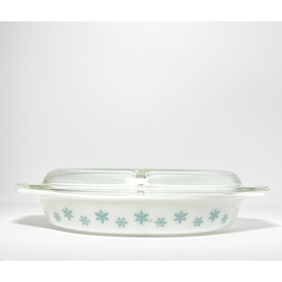 1950s Pyrex “Snowflake, White” Oval Divided Dish & Lid 12 1/2” 1.5qt - Picture 4 of 10